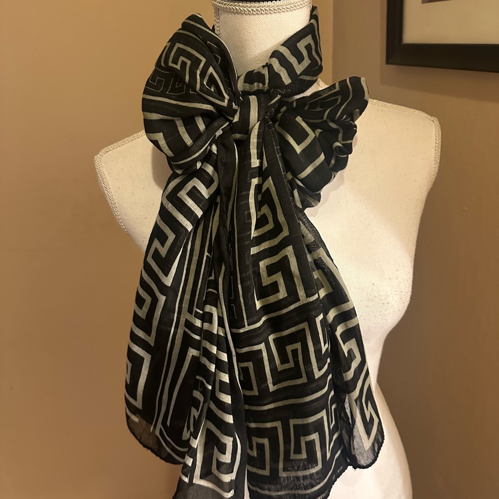 Black & Light Cream Geometric Scarf